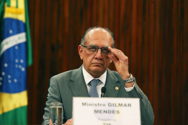 O presidente do Tribunal Superior Eleitoral (TSE), ministro Gilmar Mendes, concede entrevista ao lado do ministro da Defesa, Raul Jungmann, na sede do TSE, em Brasília - 02-10-2016
