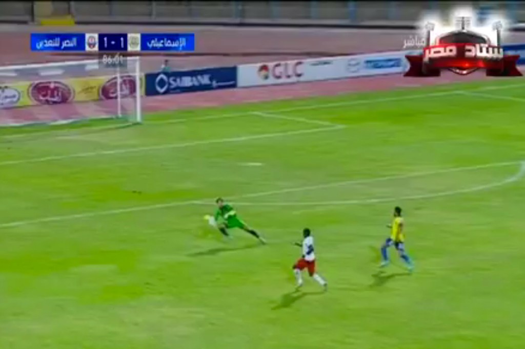 Goleiro defende bola fora da área no Egito