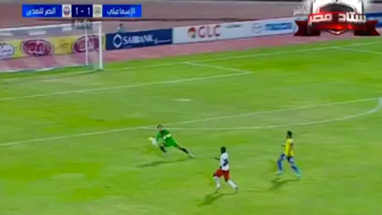 Goleiro defende bola fora da área no Egito