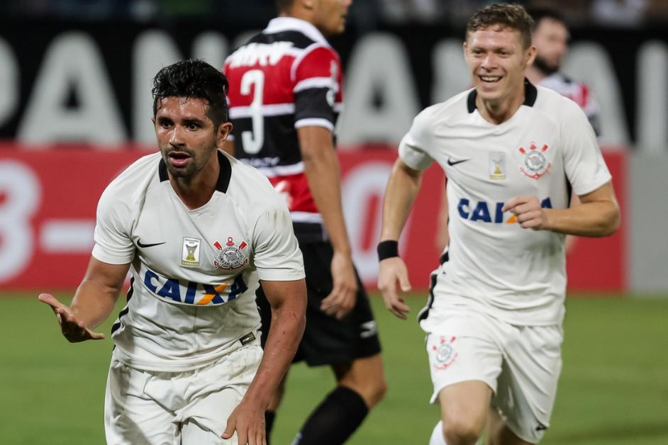 Seguido por Marlone, Guilherme celebra um de seus gols contra o Santa Cruz, em Cuiabá