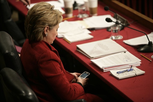 Hillary Clinton usando o celular
