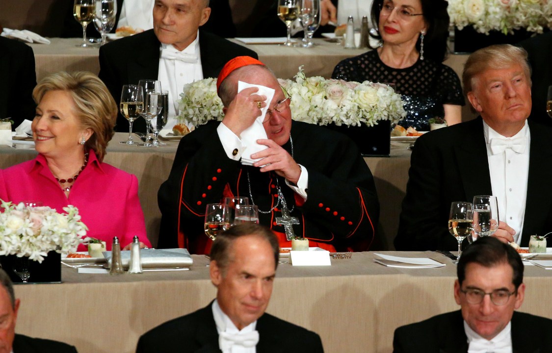 O cardeal Timothy Michael Dolan literalmente suou para aguentar Hillary e Trump ao seu lado