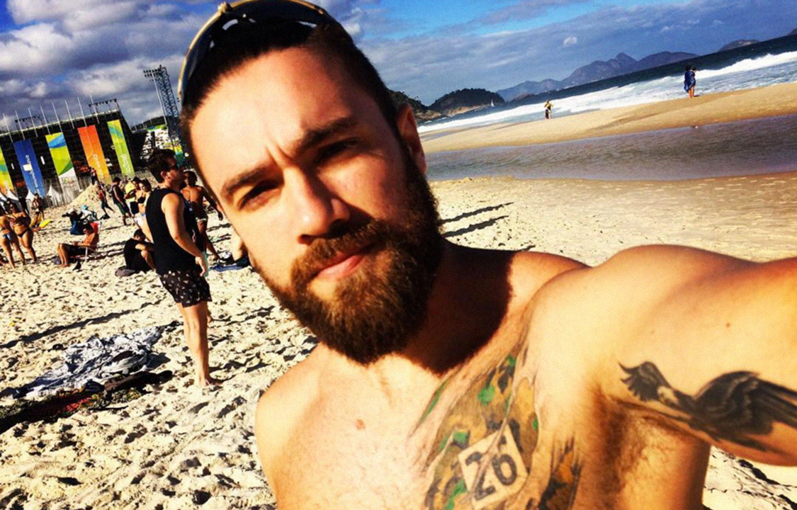 Policial federal Lucas Valença ganhou fama por causa do estilo "hipster": coque samurai e barba comprida