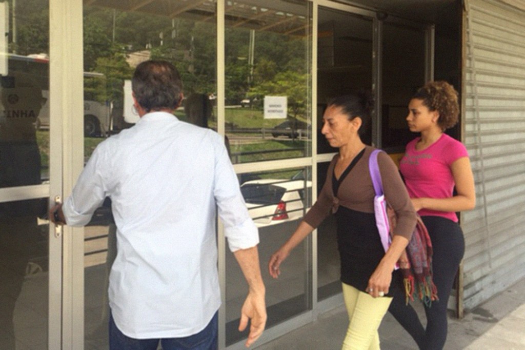 Elizabete chega à delegacia acompanhada do advogado João Tancredo