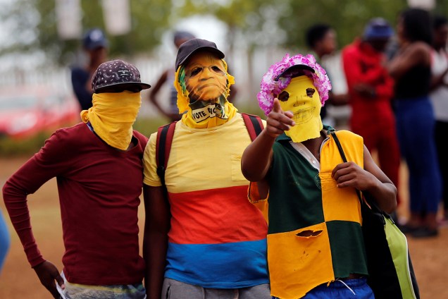 Manifestantes mascarados protestam a favor de melhor ensino nas universidades na África do Sul, na Universidade North-West, em Vanderbijilpark, Johanesburgo - 17/10/2016