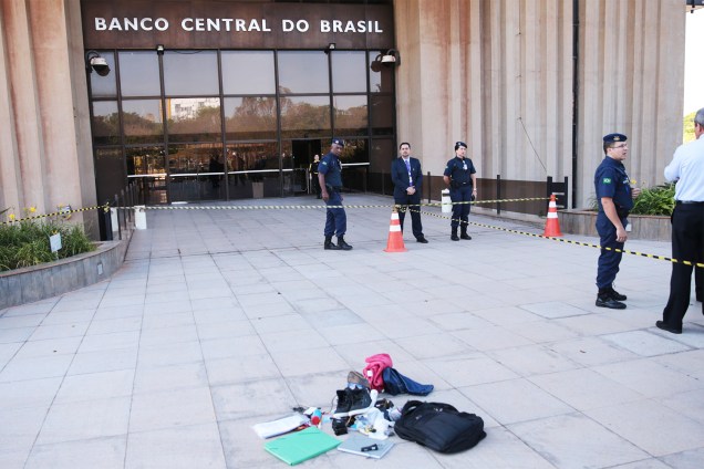 Ameaça de bomba na rampa de acesso ao Banco Central, em Brasília (DF), após mochila ser deixada no local - 26/10/2016