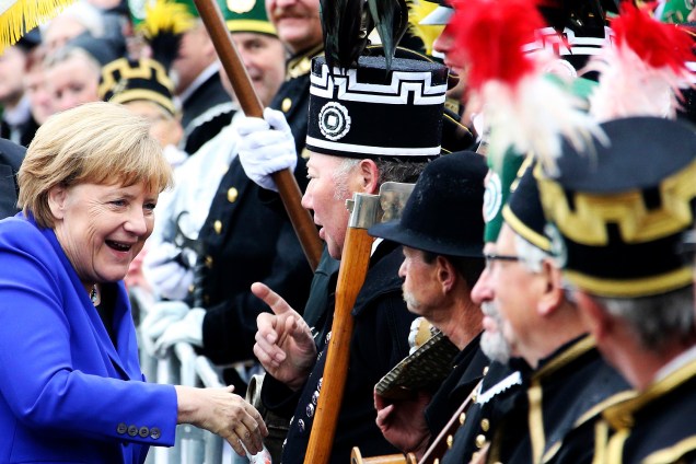 A chanceler alemã, Angela Merkel, conversa com membros da associação mineiros na celebração do 26º aniversário da unificação alemã, em Dresden - 03-10-2016