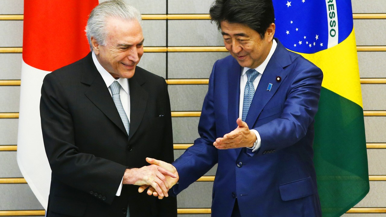 O presidente da República, Michel Temer, cumprimenta o primeiro-ministro japonês, Shinzo Abe, em Tóquio - 19/10/2016