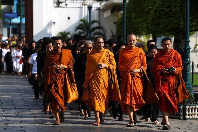 Budistas tailandeses fazem homenagem a rei Bhumibol Adulyadej, que faleceu nesta madrugada em Bangkok, na Tailândia - 14/10/2016