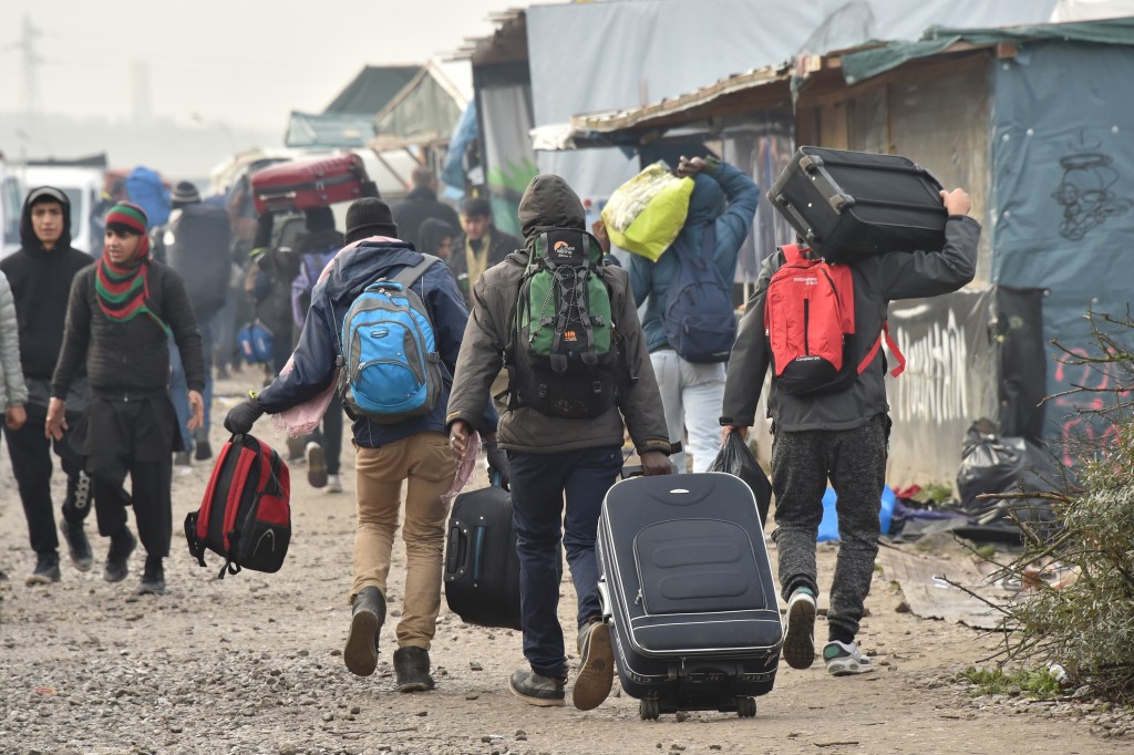 Imigrantes e refugiados são retirados do acampamento de Calais