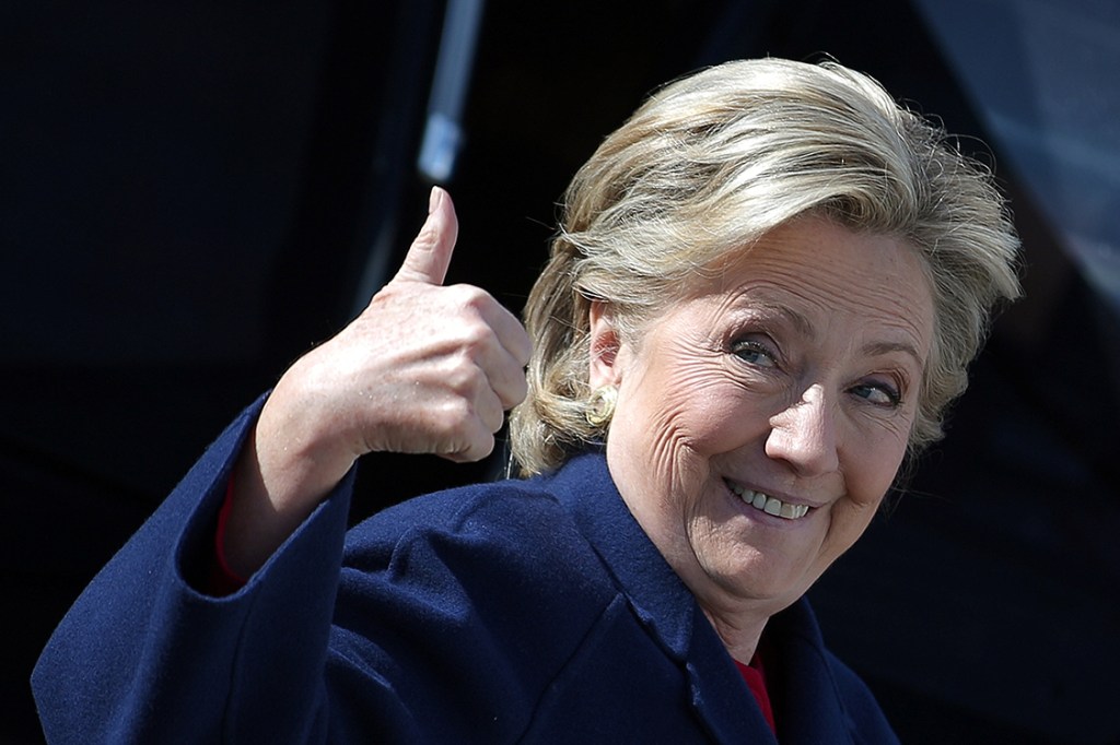 Candidata democrata à presidência dos Estados Unidos, Hillary Clinton, acena para fotógrafos ao desembarcar no condado de Westchester durante campanha eleitoral