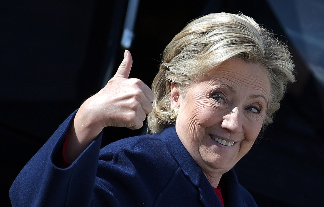 Candidata democrata à presidência dos Estados Unidos, Hillary Clinton, acena para fotógrafos ao desembarcar no condado de Westchester durante campanha eleitoral