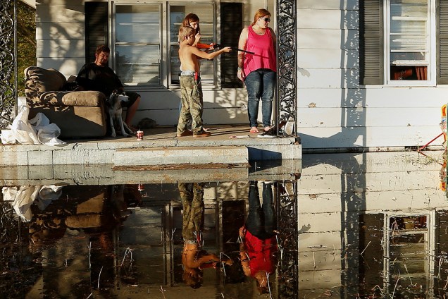 Residentes aguardam socorro após passagem do furacão Matthew em Lumberton, na Carolina do Norte - 13/10/2016