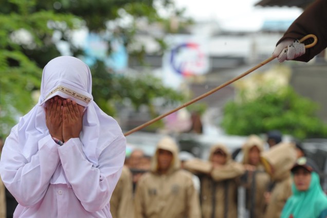 Jovem muçulmana é punida com 23 chibatadas por ter sido vista perto de seu namorado em Banda Aceh, na Indonésia - 17/10/2016