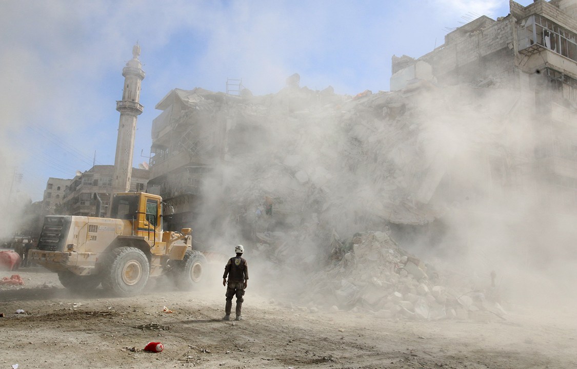 Membro da defesa civil ajuda na remoção de destroços após ataques aéreos que atingiram a região do último domingo (16), em Aleppo, Síria