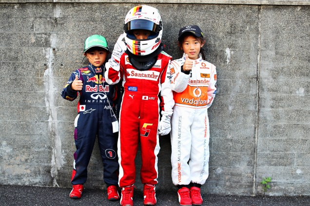 Crianças vestem roupas de pilotos durante os preparativos para o Grande Prêmio do Japão de Fórmula 1, realizado no Circuito de Suzuka - 06/10/2016