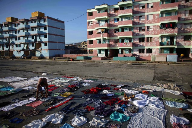 Homem estica suas roupas para secá-las após passagem do furacão Matthew em Baracoa, Cuba - 07/10/2016
