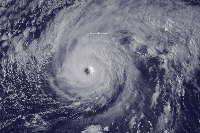 Imagem de satélite mostra a aproximação do furacão Nicole, de categoria quatro em direção às Bermudas