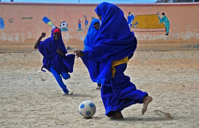 Garotas somalis jogam futebol durante intervalo entre aulas em uma escola no distrito de Howlwadag, em Mogadício - 05/10/2016