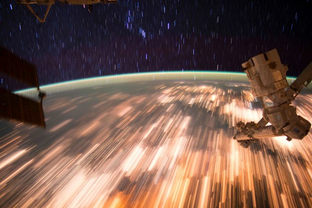 Austronautas da Estação Espacial Internacional (ISS) fotografam rastro de estrelas e luzes terrestres vistas do espaço - 07/10/2016