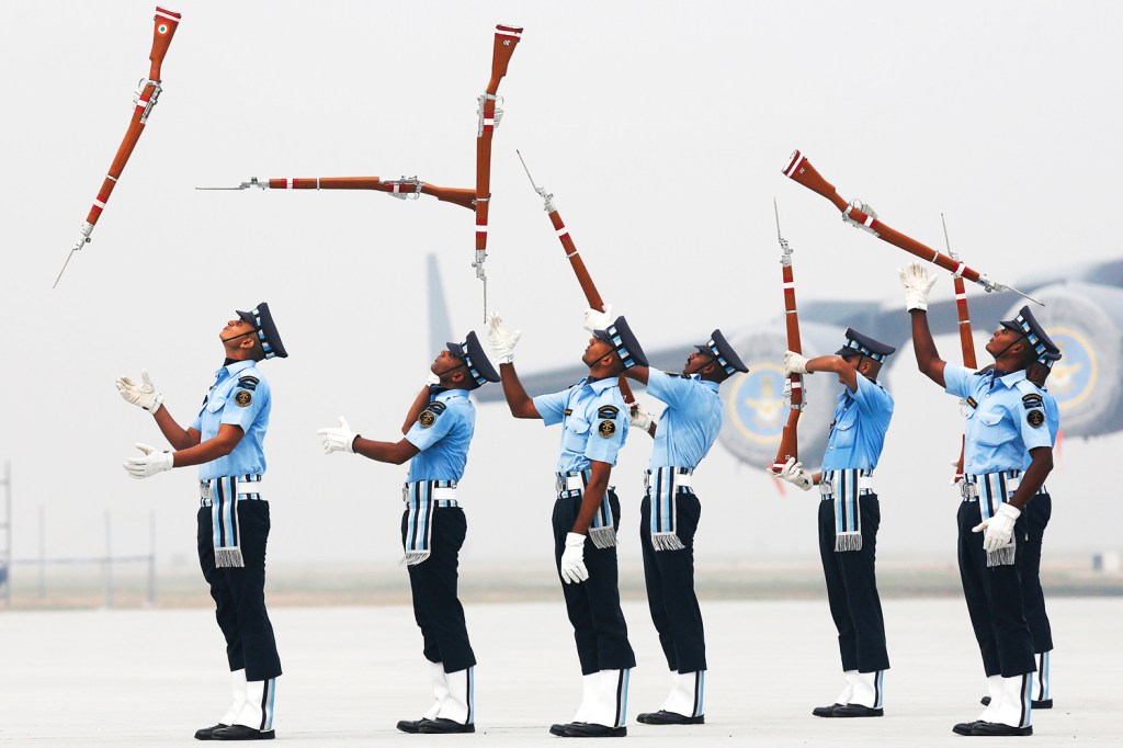 Soldados da Força Aérea indiana ensaiam para apresentação em Nova Deli - 06/10/2016
