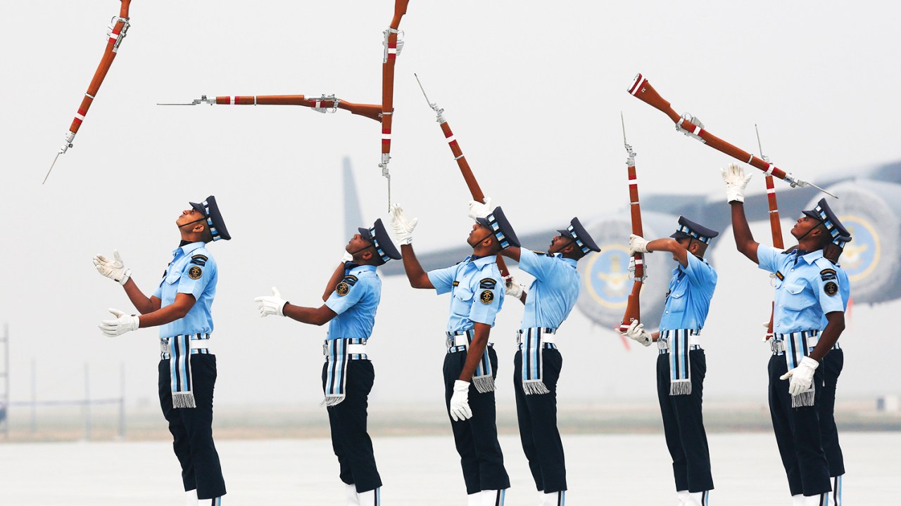 Soldados da Força Aérea indiana ensaiam para apresentação em Nova Deli - 06/10/2016