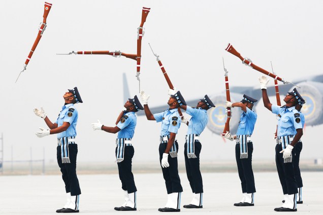 Soldados da Força Aérea na Índia ensaiam para apresentação em Nova Deli - 06/10/2016