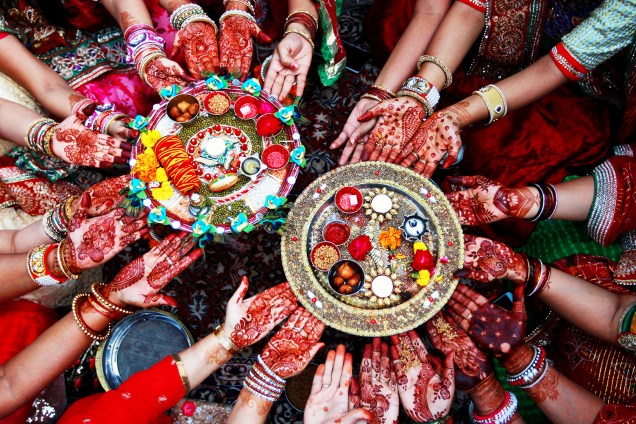 Mulheres casadas posam para foto com rituais realizados para o bem-estar dos maridos, durante o festival hindu de Karva Chauth, em Ahmedabad, na Índia - 19/10/2016
