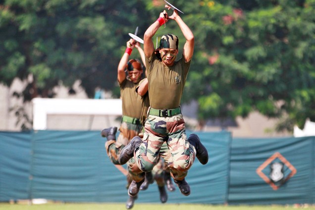Soldados indianos apresentam práticas militares em evento que dura dois dias, o "Know your army", com objetivo de atrair novos combatentes ao exército, em Ahmedabad, Índia - 18/10/2016