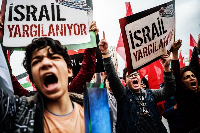 Manifestantes seguram cartaz durante protesto em frente a um tribunal de Istambul, na Turquia - 19/10/2016