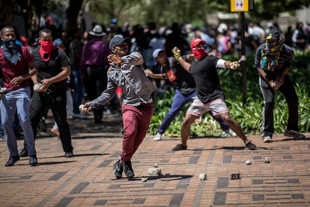 Estudantes entram em confronto com policiais em protesto por educação gratuita na universidade Witwatersrand em Johannesburgo, na África do Sul - 11-10-2016