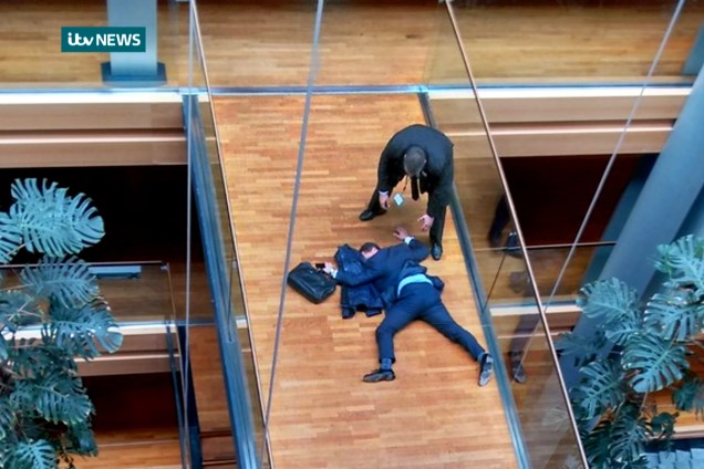 Membro do Partido de Independência do Reino Unido (Ukip), Steven Woolfe aparece desmaiado no interior do edifício do Parlamento Europeu em Estrasburgo, no leste da França - 06/10/2016