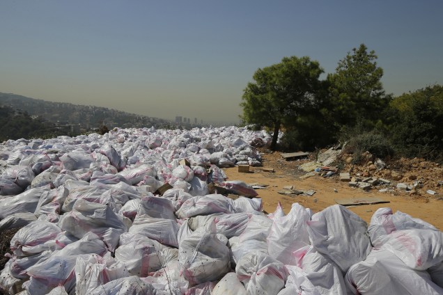Pilhas de lixo são retratadas em uma área de floresta com vista para a cidade libanesa de Bsalim, a nordeste da capital Beirute - 03/10/2016