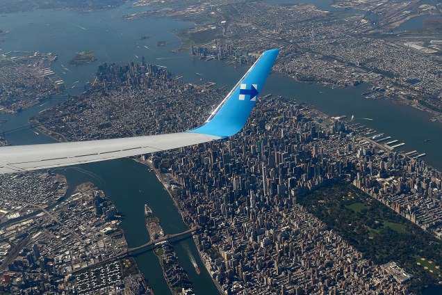 Imagem aérea da ilha de Manhattan, em Nova York, nos EUA, enquanto o avião da candidata à Presidência dos EUA Hillary Clinton deixa a cidade para um evento em Miami, na Flórida - 11-10-2016