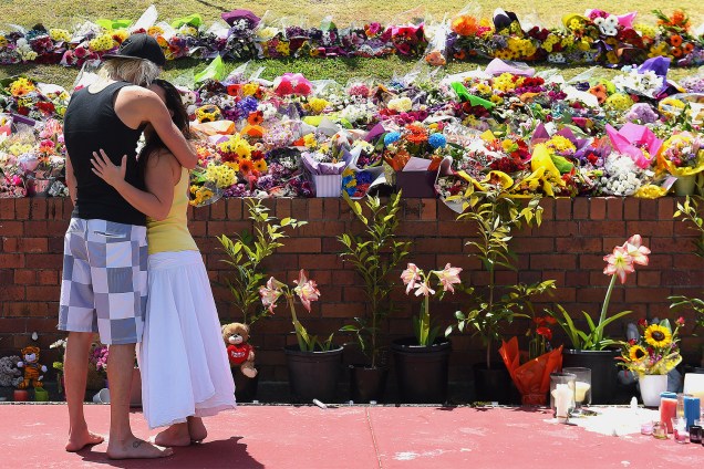 Público realiza homenagens às vítimas do acidente no parque Dreamworld, em Gold Coast, na Austrália. Falha técnica em brinquedo provocou a morte de quatro pessoas - 27/10/2016