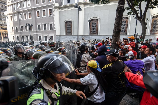 Membros da Guarda Nacional Venezuelana entram em confronto com manifestantes em frente à Assembleia Nacional após sessão em Caracas, na Venezuela - 27-10-2016