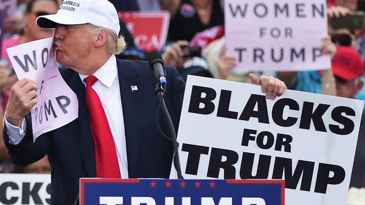 O candidato republicano à presidência dos Estados Unidos, Donald Trump, beija cartaz durante campanha em Lakeland, no estado da Flórida - 13/10/2016