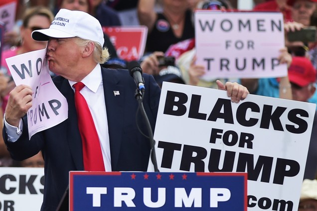 O candidato republicano à presidência dos Estados Unidos, Donald Trump, beija cartaz durante campanha em Lakeland, no estado da Flórida - 13/10/2016