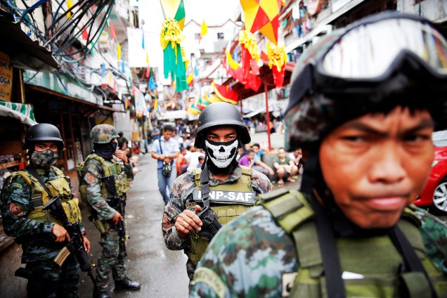 Forças de segurança inspecionam ponto de venda de drogas em Manila, nas Filipinas - 07/10/2016