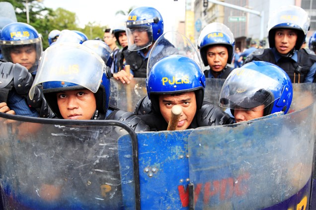 Policiais  entram em confronto com manifestantes em protesto realizado contra a presença das tropas norte-americanas em Manila, nas Filipinas - 27/10/2016
