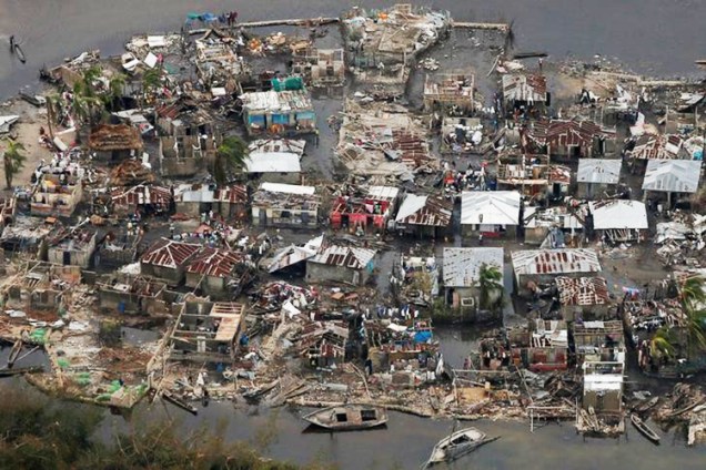Vista aérea de casas destruídas pelo furacão Matthew na vila de Corail, no Haiti - 07/10/2016