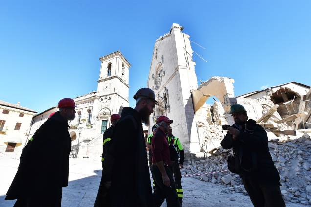 Bombeiros escoltam monges no centro histórico de Nórcia, região central da Itália, após terremoto de magnitude 6,6 na escala Richter atingir o local - 31/10/2016