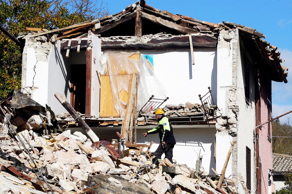 Bombeiro caminha sobre escombros de prédio após terrremoto atingir Visso, região central da Itália - 27/10/2016