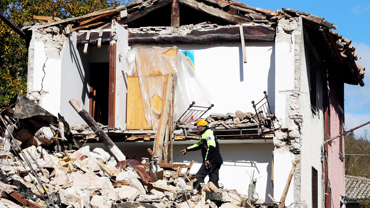 Bombeiro caminha sobre escombros de prédio após terrremoto atingir Visso, região central da Itália - 27/10/2016