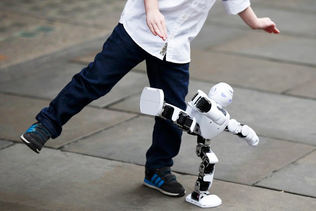 O robô Alpha 1S é imitado por criança em lançamento do produto para o Natal, em Londres, na Inglaterra. A expectativa é que o robô seja um dos dez mais vendidos da Grã-Bretanha - 06/10/2016