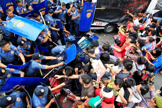 Policiais e manifestantes entram em confronto durante protesto contra a presença das tropas norte-americanas em Manila, capital das Filipinas - 19/10/2016
