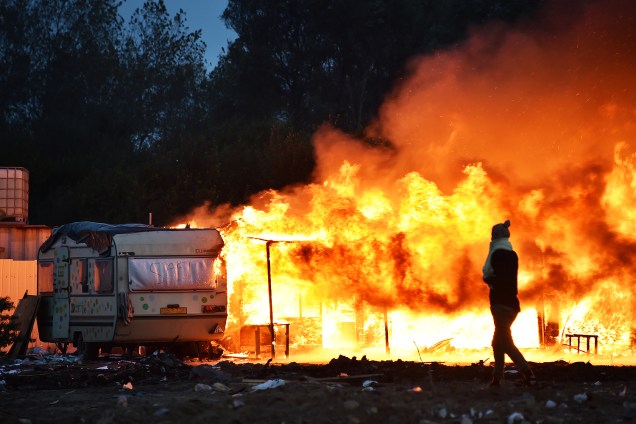 Incêndio destrói barracas montadas por refugiados no campo de Calais, na França - 28/10/2016