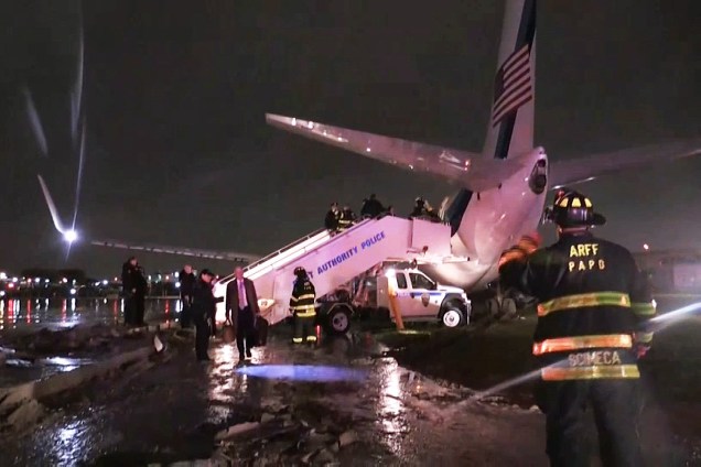 O avião de campanha do candidato republicano a vice-presidente dos Estados Unidos, Mike Pence, saiu da pista ao pousar no Aeroporto LaGuardia, em Nova York - 28-10-2016