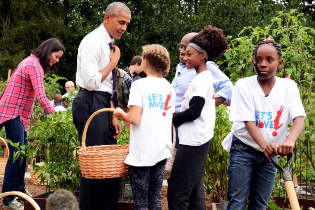O presidente dos EUA, Barack Obama se reúne com crianças nos jardins da Casa Branca, em em Washington - 06-10-2016