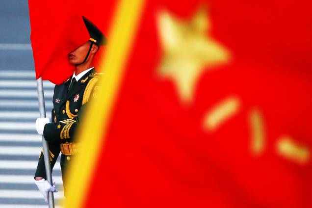 Bandeira chinesa cobre rosto de soldado em cerimônia de boas-vindas ao primeiro-ministro belga Charles Michel, no Grande Salão do Povo, em Pequim - 31/10/2016